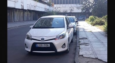 Atenție Șoferi! Nu parcați lângă Hotelul Național. Se aruncă pietre peste mașini - Photo