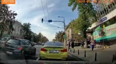 Un BMW M4 din oraș arde anvelopele la fiecare semafor! Reacția publicului nu s-a lăsat mult așteptată - Photo