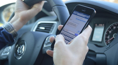 Ții telefonul mobil în mână, în timp ce conduci? Amendă de până la 230 euro! Riști să rămâi și fără permis de conducere! (VIDEO) - Photo