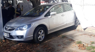 A încurcat pedalele, sau a încurcat treapta, nu știm, dar a intrat în magazin cu mașina! - Photo