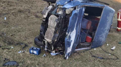 Accident grav la Telenești! 16 persoane au fost spitalizate, după ce un microbuz s-a ciocnit cu un Mercedes - Photo