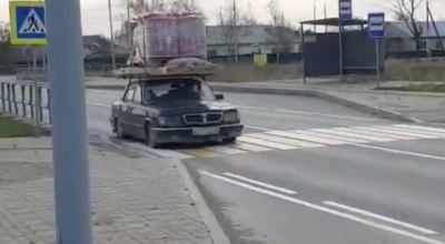 Rușii șochează din nou! Au încărcat o Volgă cu materiale de construcție până au transformat-o în lowrider! - Photo