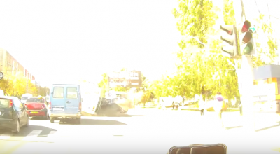 ȘOCANT! Momentul în care Porsche-ul izbește cu putere troleibuzul plin cu pasageri (VIDEO) - Photo