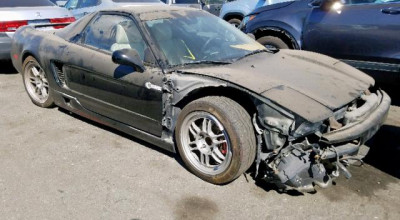 Chiar de e accidentat și cu 290.000 km la bord Acura NSX costă bani grei! - Photo