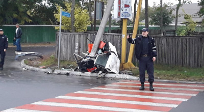 Accident șocant la Cahul! Mașina a fost ruptă în două, iar șoferul a fost salvat de centura de siguranță - Photo