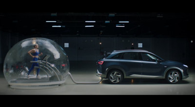 (VIDEO) Hyundai șochează prin noua sa campanie de promovare! Au închis o sportivă într-o bulă legată la evacuarea maşinii - Photo