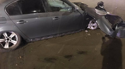 (VIDEO) Șoferul beat al unui BMW a urcat cu viteză pe bordură și s-a oprit într-un panou publicitar! - Photo