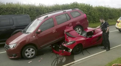 Accident inedit: Un Lotus Elise a intrat cu viteză sub un Logan! Dacia s-a ales cu câteva zgârieturi - Photo