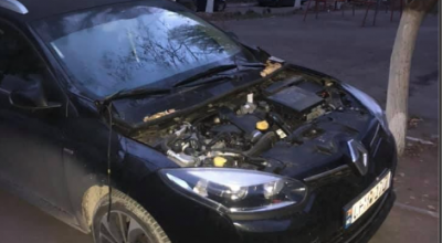 Se întâmplă la Buiucani: un șofer a rămas peste noapte fără capota automobilului! - Photo