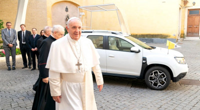 Noua mașină a lui Papa Francisc este SUV-ul românesc, Dacia Duster! - Photo