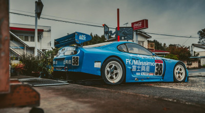 Toyota Supra GT500, o legendă a motorsportului japonez, ruginește în fața unui magazin uitat de lume - Photo