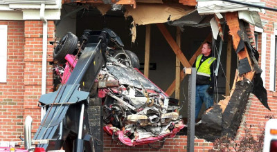 (VIDEO) Un Porsche a zburat de pe drum aterizând la etajul doi a unei clădiri! Doi oameni au decedat - Photo