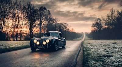 Arată ca o mașină de epocă, dar are tehnologii de ultimă oră! Iată ce-au făcut britanicii cu acest Jaguar din '53 - Photo