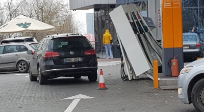 A plecat din benzinărie cu tot cu pompă! Un șofer din capitală a uitat să scoată pistolul din rezervor - Photo