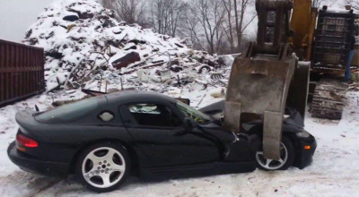 (VIDEO) Imagini cu impact emoțional! Unul dintre primele exemplare Dodge Viper făcut praf chiar de producător - Photo