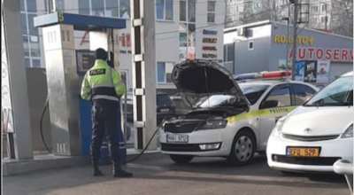 Lipsă de resurse sau ”furt” din banii statului? Polițiștii surprinși în timp ce alimentează cu GAZ METAN! - Photo
