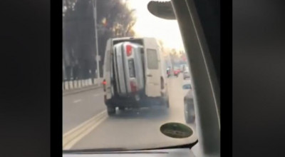 (VIDEO) „Așa se aduc cazanele din Anglia mai nou”! Un BMW filmat fiind transportat cu o dubă - Photo