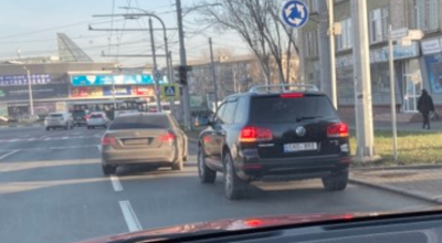 Ești AMENDAT sau nu, dacă o mașină blochează banda, iar tu încalci marcajul pentru a o ocoli? - Photo
