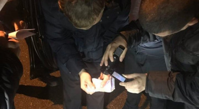 Un șef din cadrul Poliţiei de frontieră, reţinut pentru o mită de 12.000 de euro! Acesta urma „să rezolve” dosare legate de automobile furate - Photo