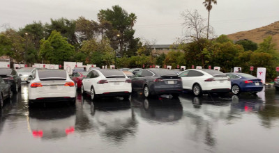 Coadă la stațiile de reîncărcare TESLA în SUA. Proprietarii de EV-uri așteaptă ore întregi să prindă un loc (VIDEO) - Photo