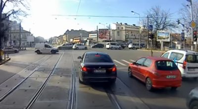 A tamponat cu Tramvaiul un BMW ce-i stătea în cale! A vrut să-i dea o lecție. Pe cine credeți că a amendat poliția? (VIDEO) - Photo