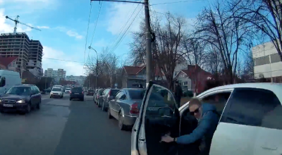 Iată de ce NU TREBUIE SĂ DESCHIZI PORTIERA fără să te asiguri că nu ți-o rupe cineva! (VIDEO) - Photo