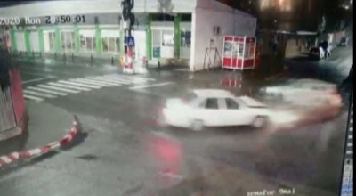 (VIDEO) Consecințele lipsei scaunului pentru copii: Fetiţă de 8 ani aruncată din maşina mamei şi decedată! - Photo