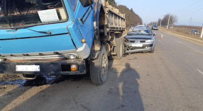 Beat la volan, a intrat cu Renault-ul într-un KamAZ parcat pe dreapta. Acum e în spital, dar riscă dosar penal - Photo