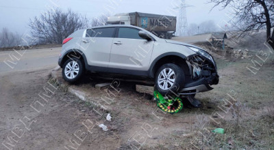 (FOTO) Ghinion pentru mai mulți șoferi din Transnistria! Au ajuns cu mașinile în șanțuri din cauza carosabilului - Photo