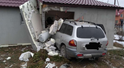 (FOTO) O șoferiță cu permis de doar o lună s-a izbit în peretele unei case, după ce a deviat într-o curbă - Photo