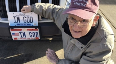 Bătrânul care a câștigat dreptul de a-și pune plăcuțe de înmatriculare ”IM GOD” și 150.000 de dolari - Photo