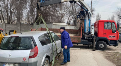 Primăria a demarat o operațiune prin care evacuează mașinile abandonate din capitală! - Photo