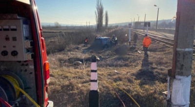 CFM vine cu un îndemn către șoferi, după ce un Nissan a fost lovit de un tren! - Photo