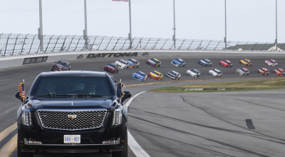 (VIDEO) Donald Trump s-a primblat cu limuzina pe circuit pentru a inaugura celebra cursă Daytona 500! - Photo