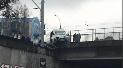 (VIDEO) Un microbus de rută la un pas de a cădea de pe podul de la Telecentru, după ce a fost lovit de un TAXI! - Photo