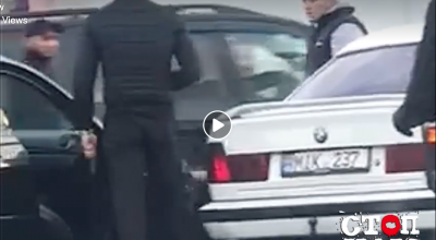 Șofer de Mazda, cu ARMA în mână, agresează și lovește un alt conducător auto (VIDEO) - Photo