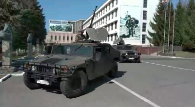 Cât consumă un singur HUMVEE, din cele câteva scoase de armata națională, pe drumurile din oraș? - Photo