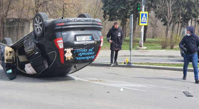 În plină carantină, în capitală se înregistrează un accident în LANȚ! Un automobil a fost răsturnat - Photo