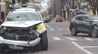 Accident cu implicarea unui Duster al poliției, a fost înregistrat în centrul Chișinăului! - Photo
