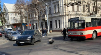 Porsche dă lovitura din nou... într-un troleibuz în centrul capitalei! - Photo