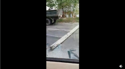 (VIDEO) Accident grav în capitală! Un camion s-a izbit într-un stâlp, după care pilonul a căzut peste o mașină - Photo