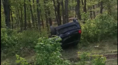 (VIDEO) Accident lângă Căpriana! O mașină a zburat peste parapetul drumului și a aterizat pe acoperiș - Photo
