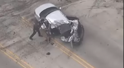 Accident filmat de sus: vezi cum este spulberată o mașină după impactul cu un copac (VIDEO) - Photo