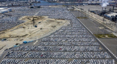 Câteva stadioane din California umplute cu mașini noi Toyota, proaspăt importate din Japonia - Photo