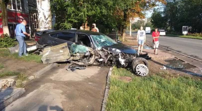 Accident matinal grav înregistrat în sec. Botanica! O Toyota Avalon a fost făcută zob - Photo