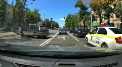 (VIDEO) O zi obișnuită în Chișinău! Cum credeți că a reacționat echipajul din mașina de patrulare? - Photo