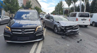 (VIDEO) Controversatul Veaceslav Platon a provocat un accident rutier chiar lângă sediul CNA, încercând să treacă peste linia dublă continuă! - Photo