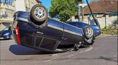 Accident matinal în capitală! O șoferiță a provocat un accident în care o mașină a fost inversată, iar un pieton a fost spitalizat - Photo