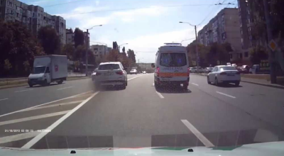 (VIDEO) Vezi momentul în care un șofer de BMW renunță să-i ofere prioritate ambulanței, ba chiar se ia la întrecere cu autospeciala! - Photo