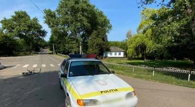 (FOTO) Un biciclist în stare de ebrietate s-a izbit violent în mașina unui echipaj de poliție din Soroca! - Photo
